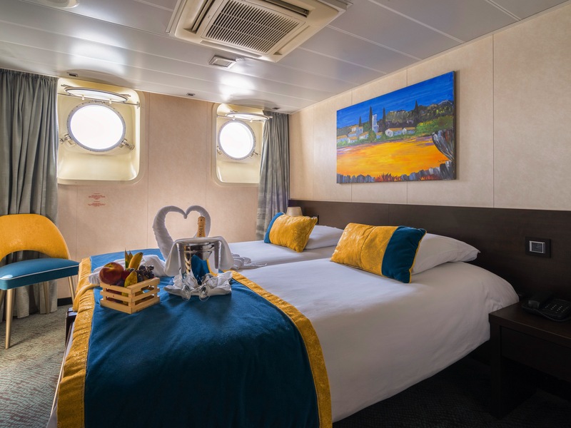 First Deck 2 Adjustable Twin Beds - Portholes Cat A